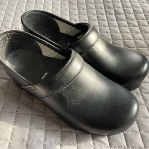 Dansko 37 Wide Black Clogs